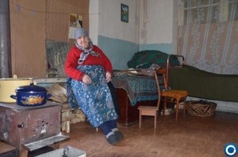 116 წლის ეთერ ბედოშვილს მას შემდეგ შეუწყდა სოციალური დახმარება, რაც ის თავის ქალიშვილთან გადავიდა საცხოვრებლად. ორგანიზაცია CAC ეთერის მსგავს ბევრ ადამიანს დაეხმარა მათთვის კუთვნილი სახელწმიფო დახმარების მიღებაში. /116 year-old Eter Bedoshvili stopped receiving social assistance payments when she moved in with her daughter. CAC helped people like Eter receive the benefits they are entitled to under the law.